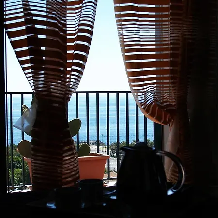 Lognina Lungomare Couette-café 3*